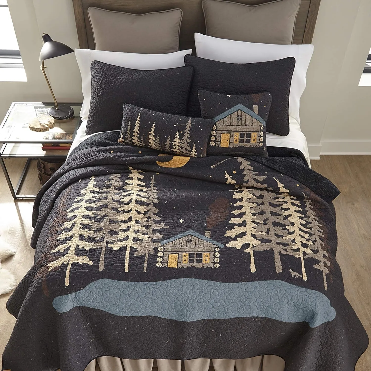 Donna Sharp Full/Queen Bedding Set - 3 Piece - Moonlit Cabin Cotton Lodge Quilt Set with Full/Queen Quilt and Two Standard Pillow Shams - Fits Queen Size and Full Size Beds - Machine Washable