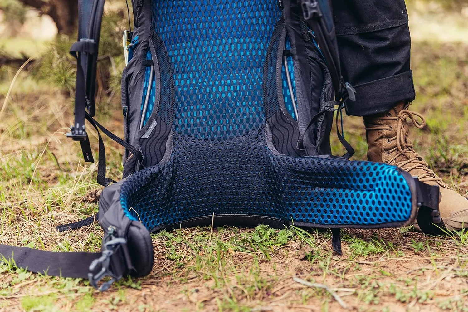 Gregory Focal 58L Unisex Ultralight Backpacking Pack with Freefloat Suspension, Aluminum Frame, Ventilated Backpanel, Small, Ozone Black