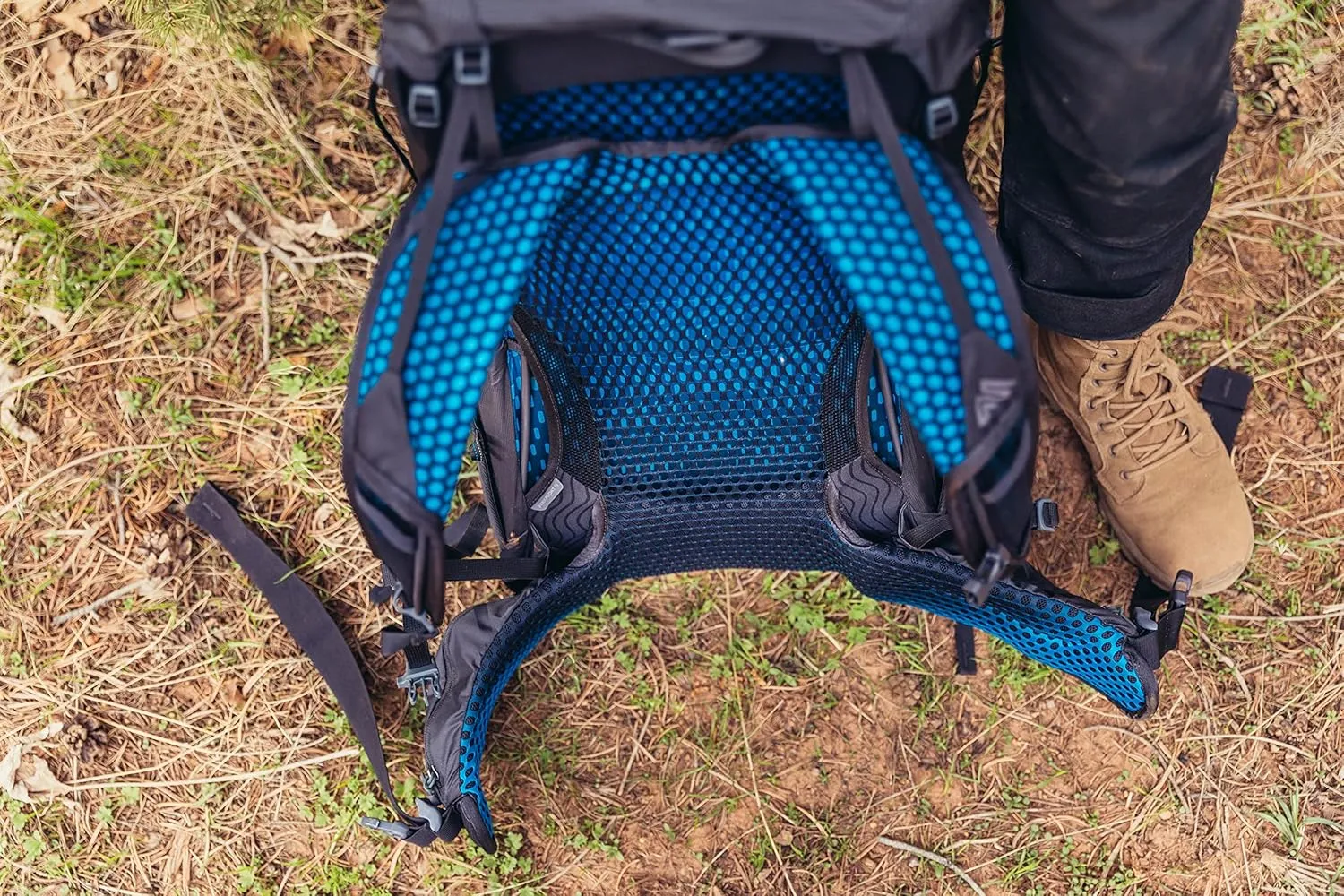 Gregory Focal 58L Unisex Ultralight Backpacking Pack with Freefloat Suspension, Aluminum Frame, Ventilated Backpanel, Small, Ozone Black